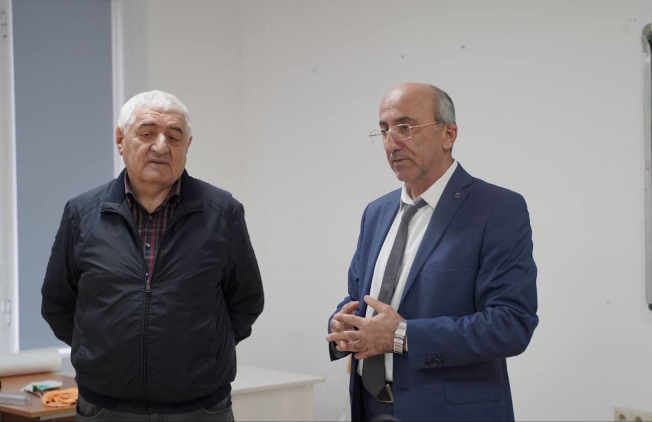 Алаутдин Аскеров посетил наших дизайнеров для обсуждения подготовки к ВКР